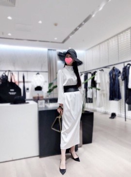 打瞌睡的扇子主播照片