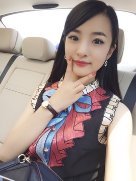 打瞌睡的扇子主播照片