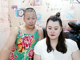 站在地球上看月亮主播照片