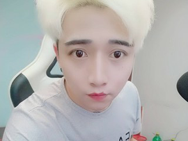 站在地球上看月亮主播照片