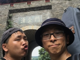 撸着裤兜主播照片
