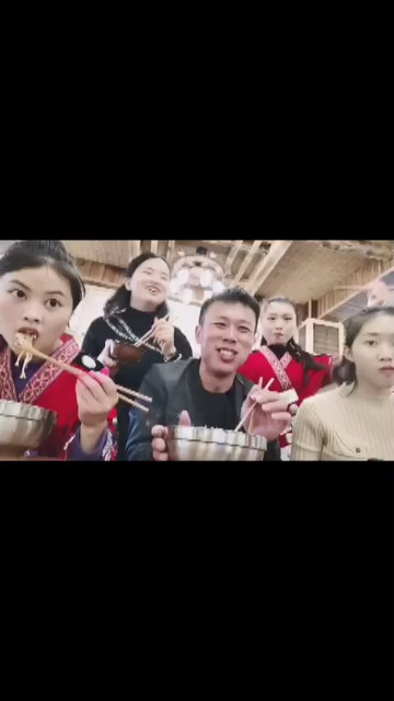 小江陪表妹一起吃饭