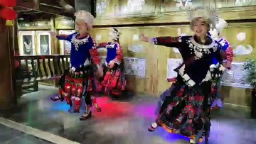 苗族姑娘跳现代舞