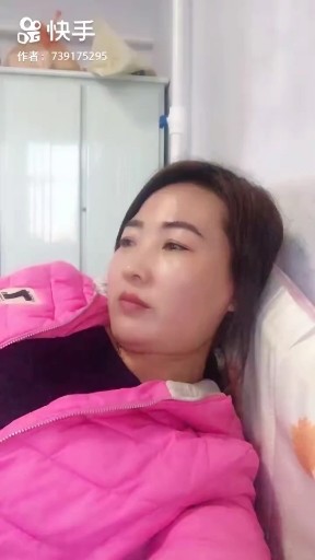 你的眼角流着泪