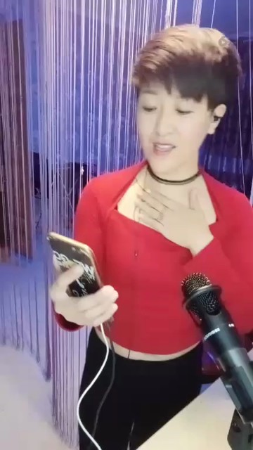 唱歌的美女