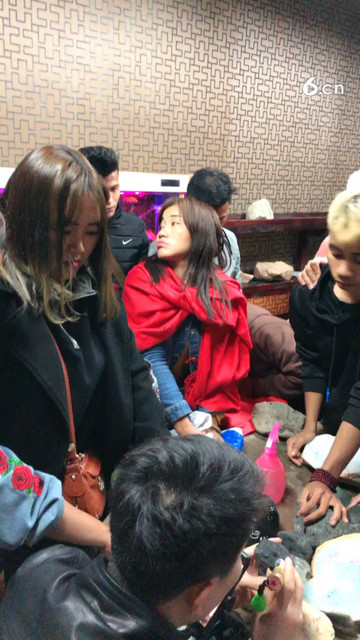 中缅边境现场直播收翡翠原石