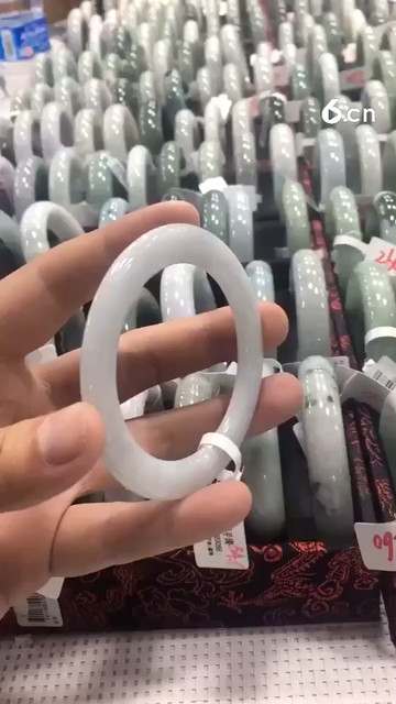 什么是翡翠叮当镯
