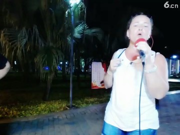 美女唱歌