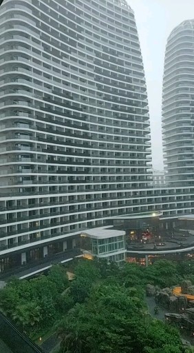 晴空万里，忽然暴风雨