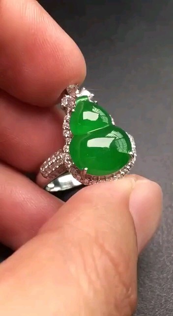 高冰满绿18k金钻葫芦翡翠戒指