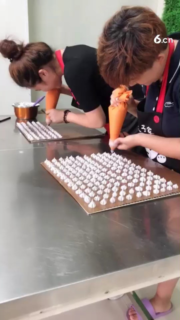 学员认真练习溶豆