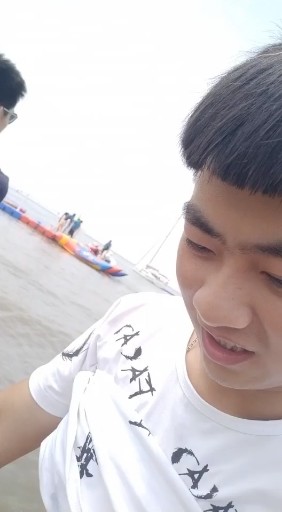 小飞第一次来海边！