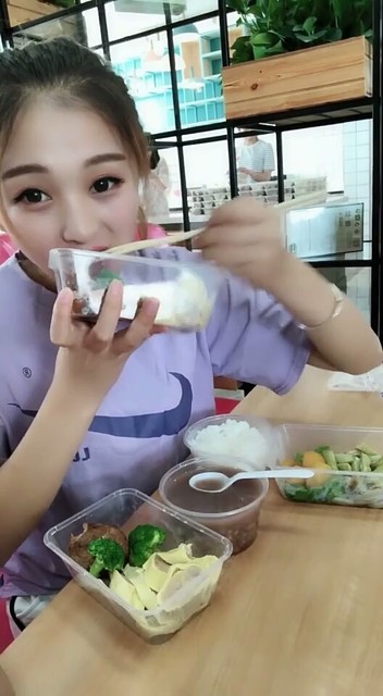 吃盒饭