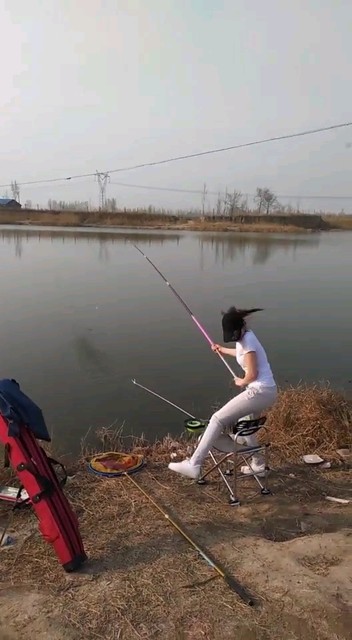 美女来钓鱼、上鱼喽