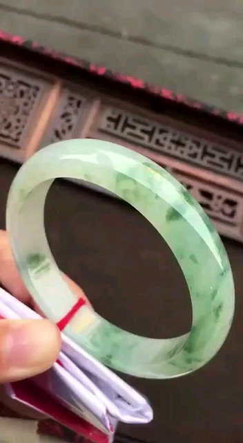 老坑糯冰飘花翡翠手镯56.5圈