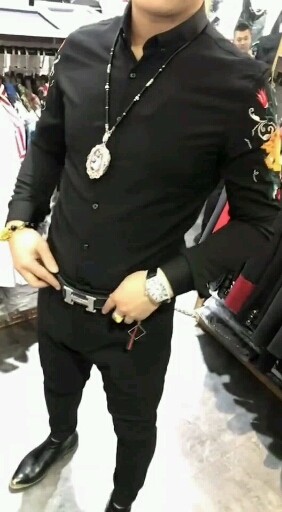 这小子昨天给我灌多了现在还想吐