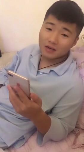 白哥刚陪我直完播李耀阳回北京了