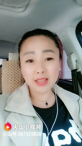 接宝贝女儿也不忘臭美