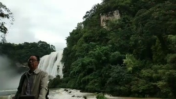 游客在拍黄果树瀑布
