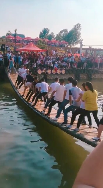 美女帅哥摇起来😂