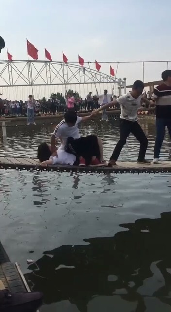 美女帅哥咋啦么😂