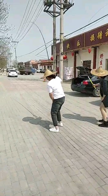 草帽掉了～