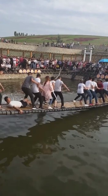 这家伙故意捣蛋😂