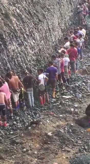 缅甸人在挖翡翠原石。