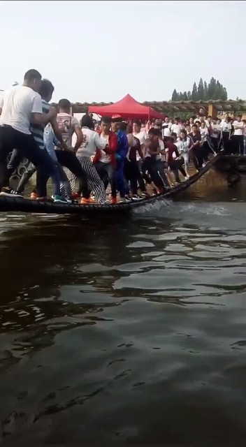 美女帅哥落水姿势优美😂