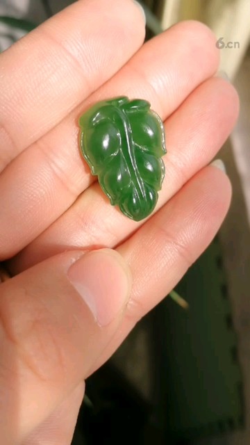 和田玉碧玉菠菜  金枝玉叶挂件