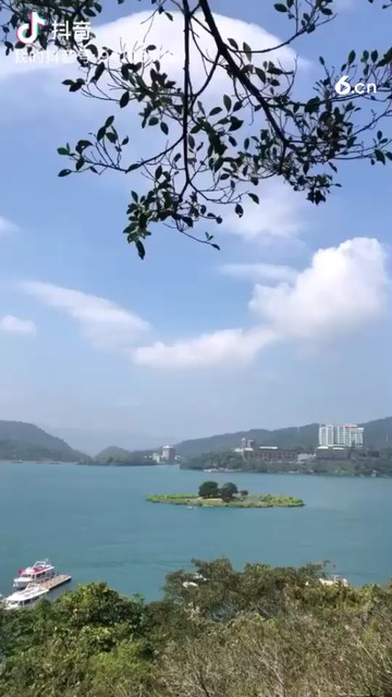 台湾日月潭，中间的小岛听说下沉