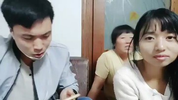 教主的妈妈和老弟😂