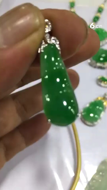 满绿翡翠吊坠