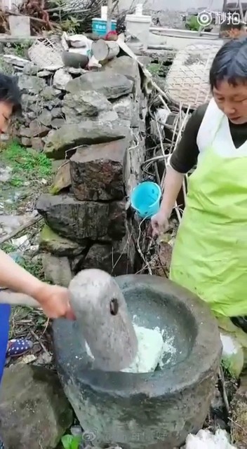 下赵村石臼捶打清团粉。
