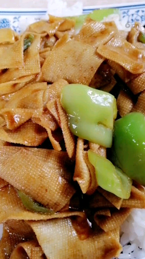 尖椒豆皮盖着大米饭，干就完了！
