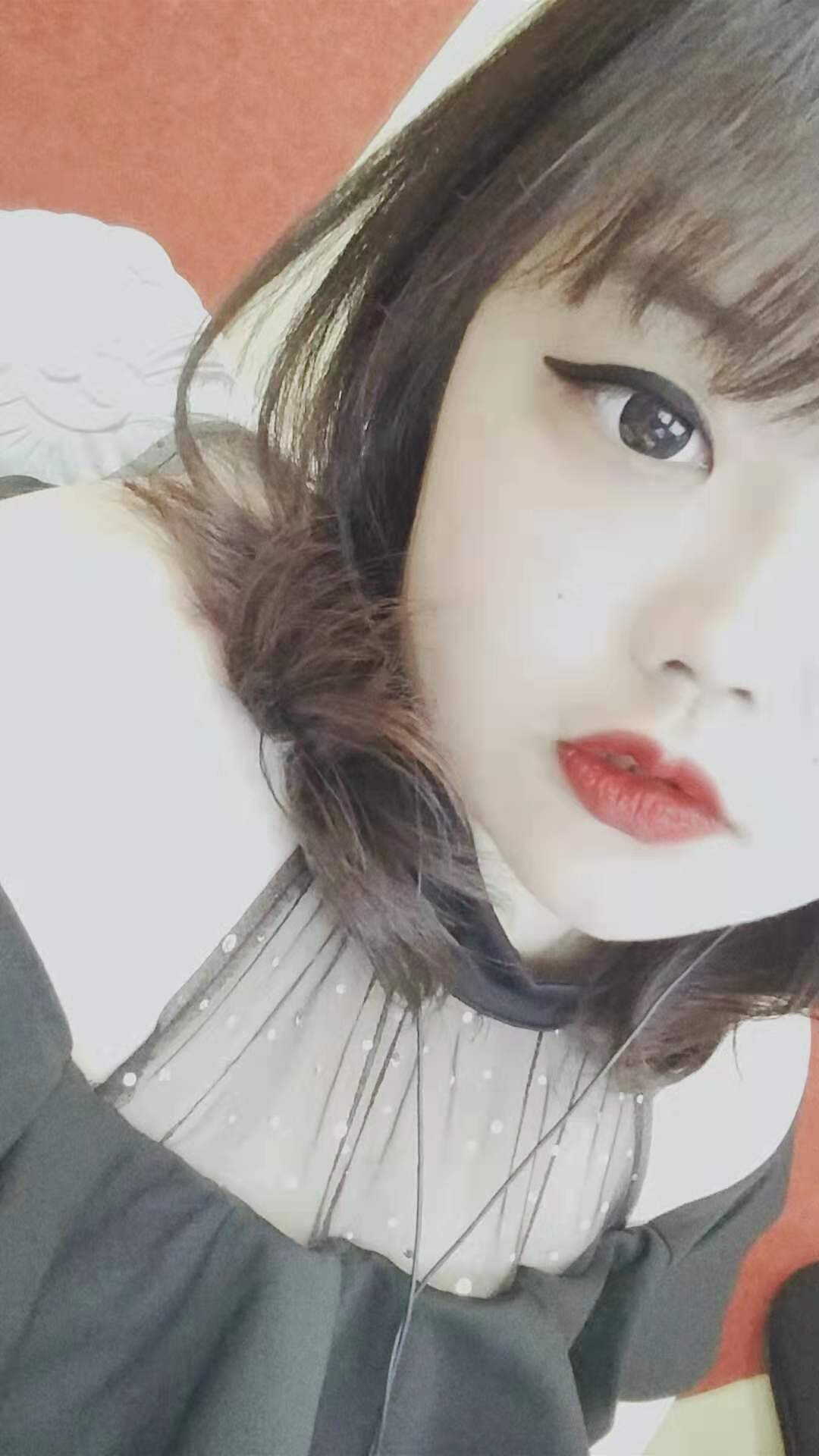 ♬莫莫爱唱歌♬的主播照片