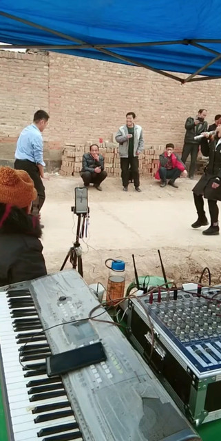 还有伴舞的