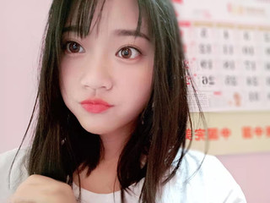 溪水旁边主播照片