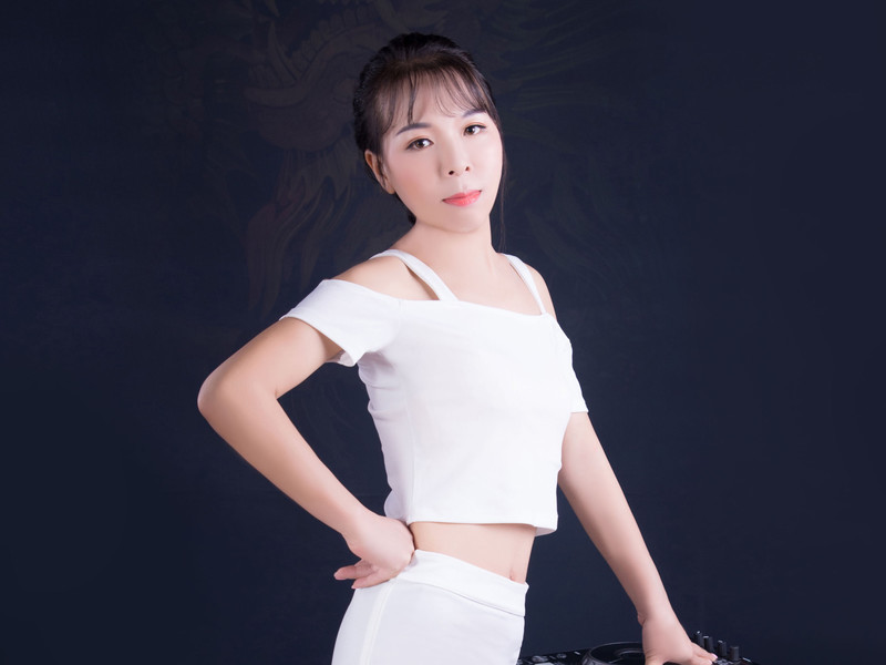 DJ甜小糖的主播海报