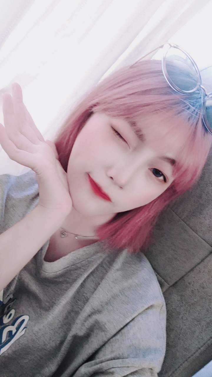 吃一口泡芙的主播照片