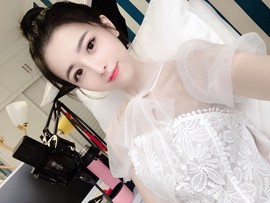 霖霖呀主播照片