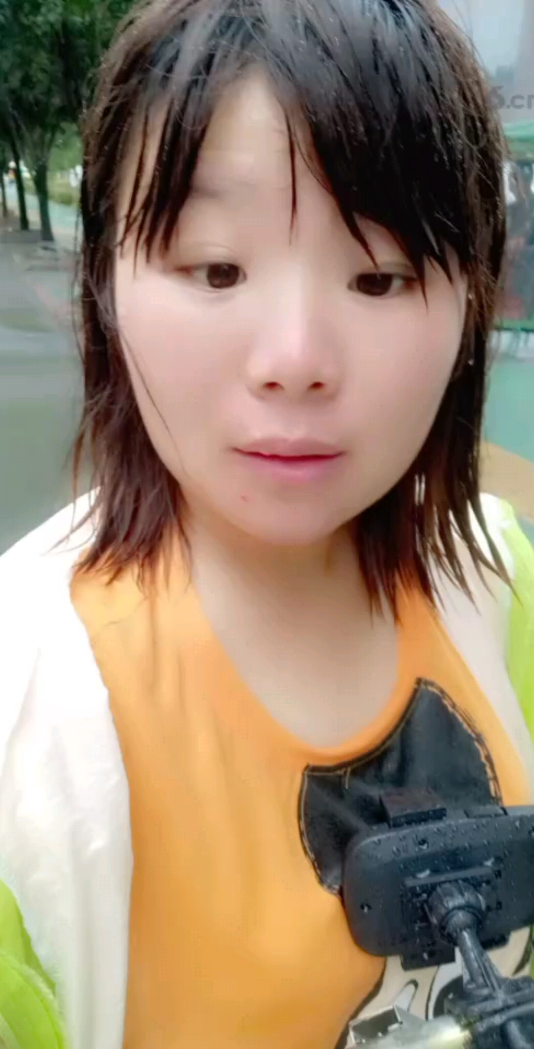 恩施下大雨淋成落汤鸡了
