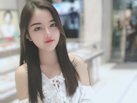 八月莹莹海报