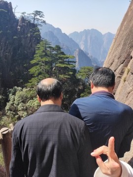喂狗招狗咬主播照片