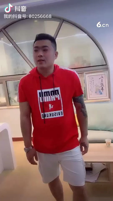 先左手，后右手