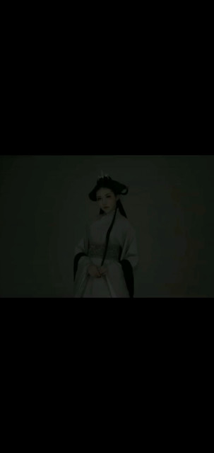 娴静犹如花照水，行动好比风扶柳