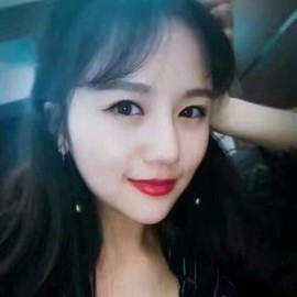 看着瓶子，发呆的女孩主播照片