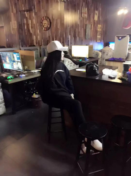 三三暂退主播照片