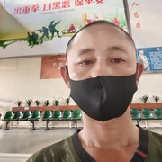 沉默的小洪海报