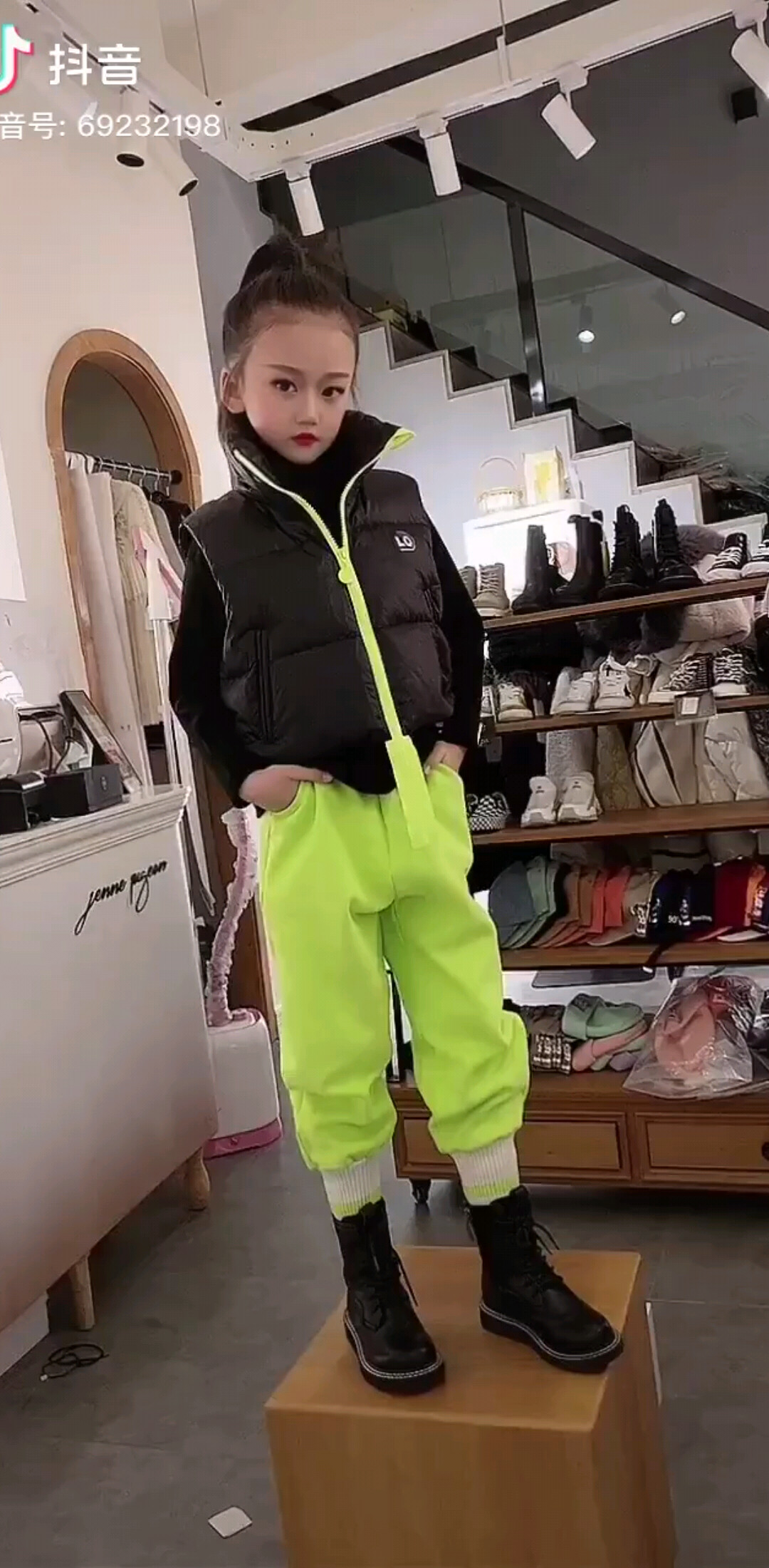 买小孩子衣服联系我。